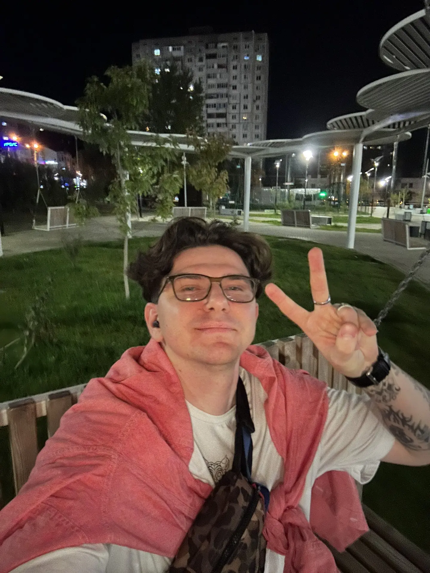 В парке сижу 23:25 кайф. Любите гулять по ночам?) какие у вас там виды?)