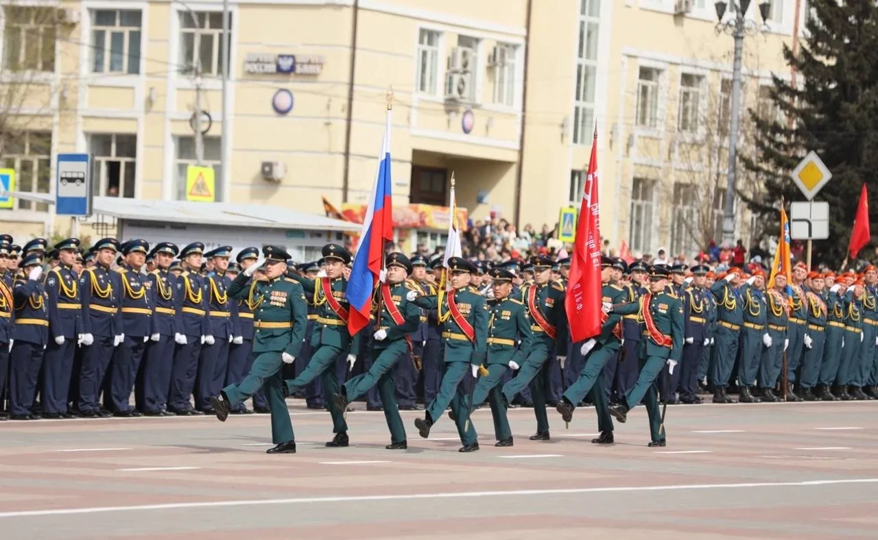 Дорогие друзья, от администрации города и от себя лично от всей души поздравляю вас с Днем защитника
