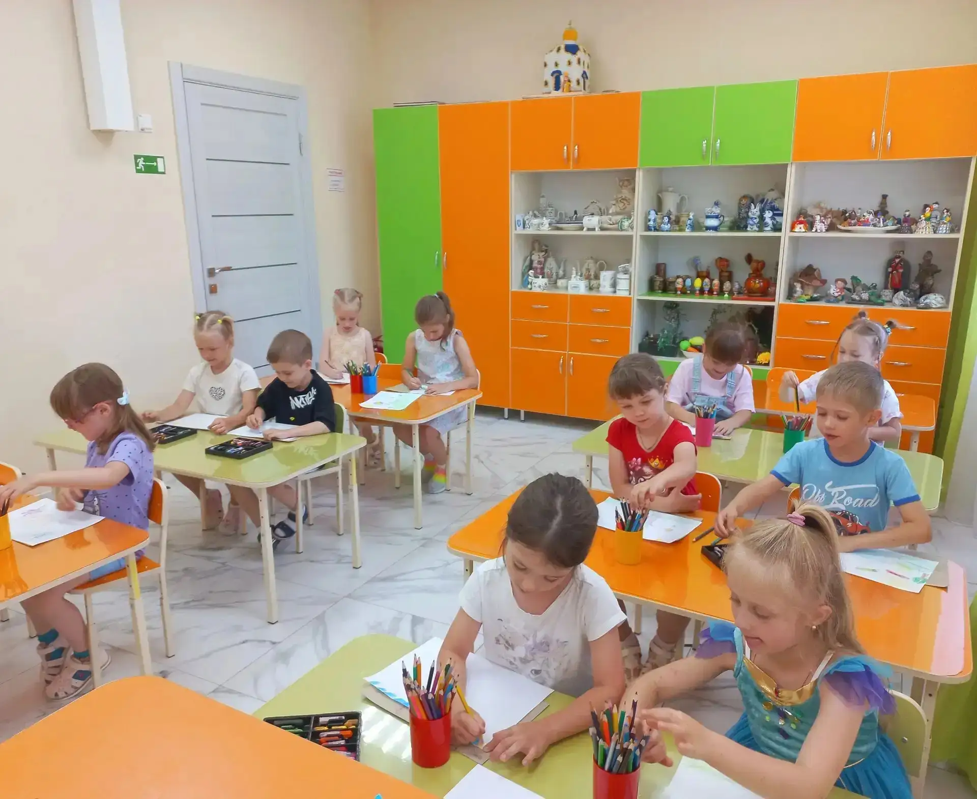 Лето в самом разгаре. Наши дети наблюдают за изменениями в природе,  разглядывают цветы , учатся их 