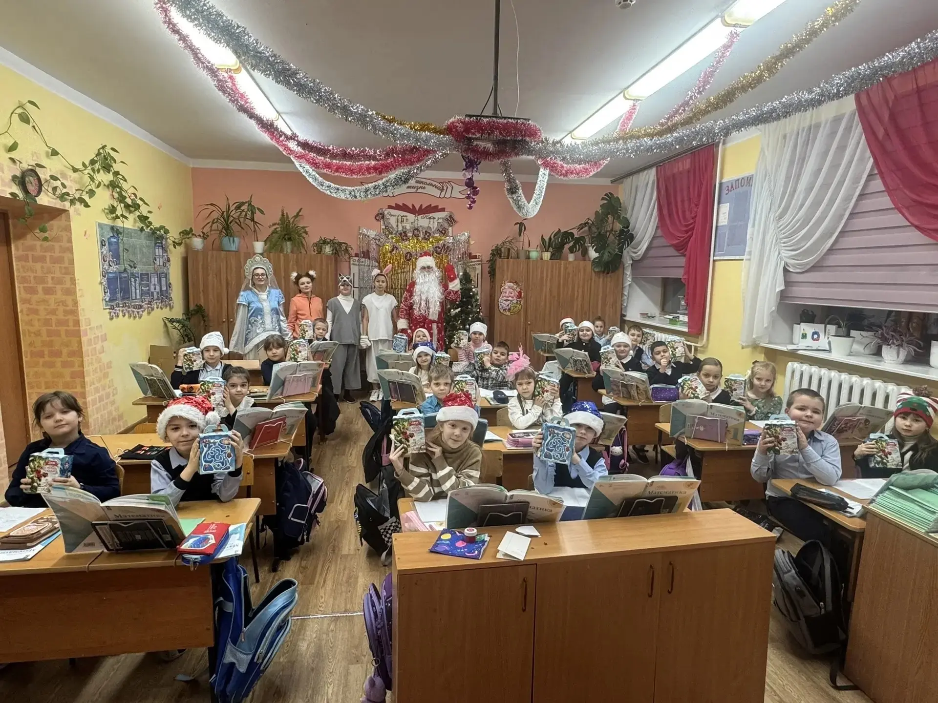 Наконец-то ты пришел
И не заблудился!
Здравствуй, Дедушка Мороз!
Ты мне даже снился.

Расскажи же, к