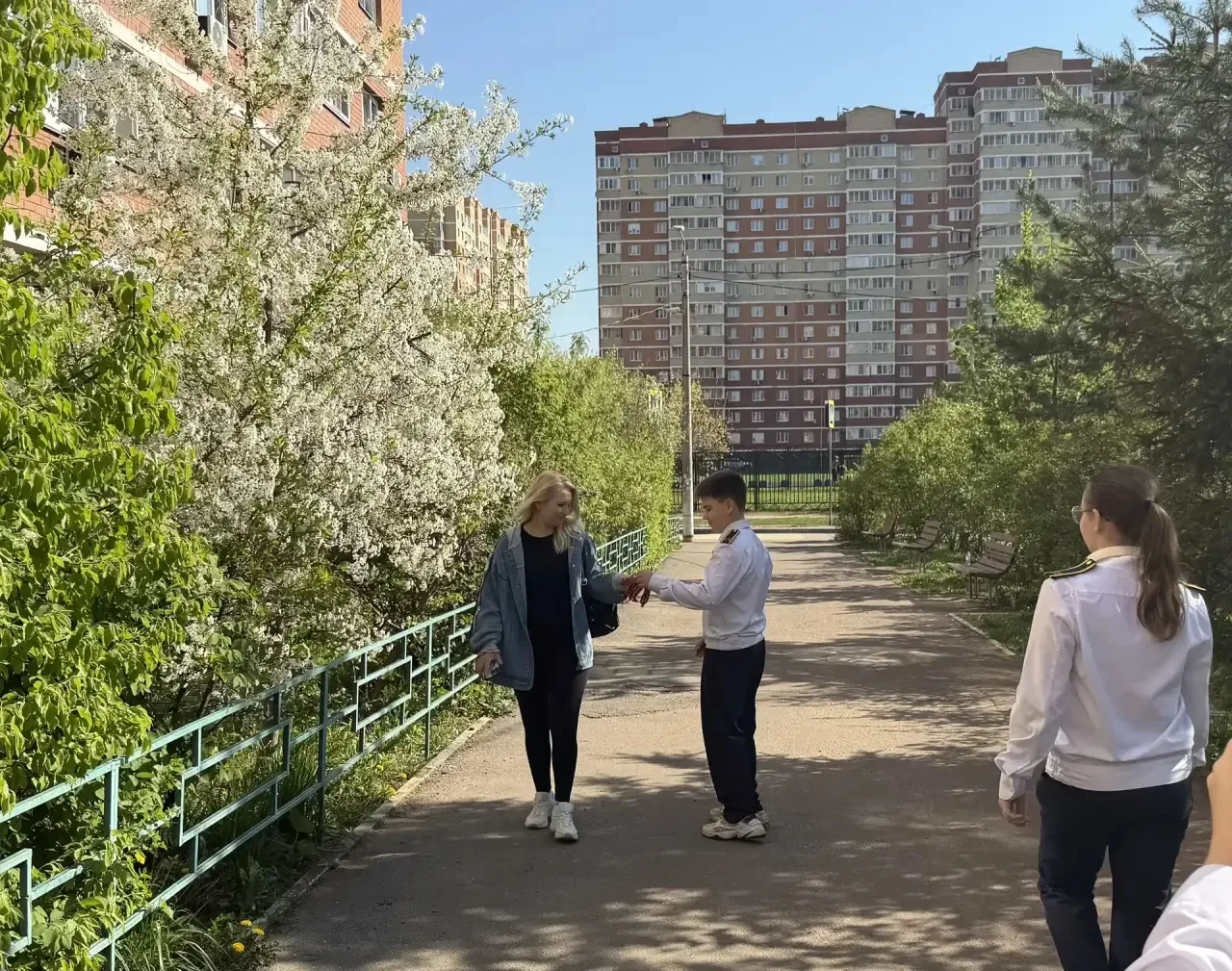 В рамках Недели Памяти в #школа17 кадеты,  в прямом смысле слова, вышли на улицы наших микрорайонов 