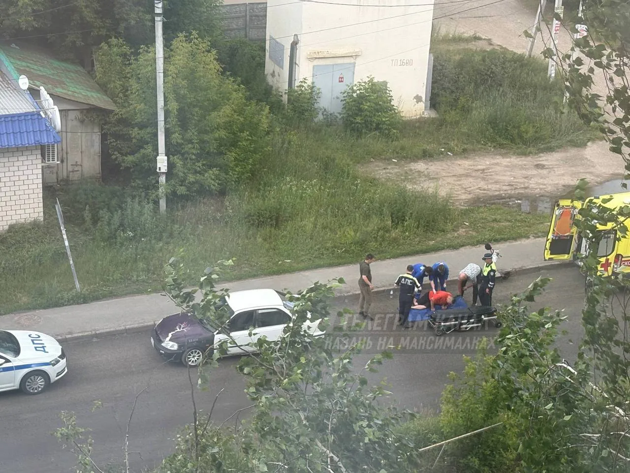 ❗️Только что на Мусина сбили самокатчика — по словам очевидцев, у мужчины перелом ноги, его увезли н