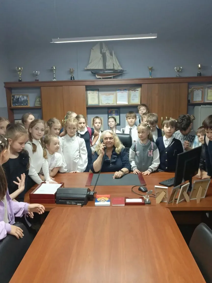 🎬 За кадром телевидения: экскурсия учеников 3В класса на 5 канал.  26 мая учащиеся 3В класса вместе 