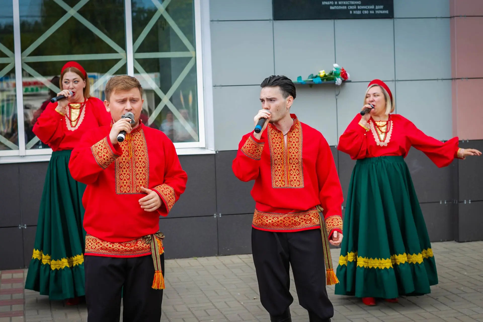 Сегодня, в День России, летняя площадка у ГКЦ «Лира» наполнилась радостью, творчеством и музыкой — з