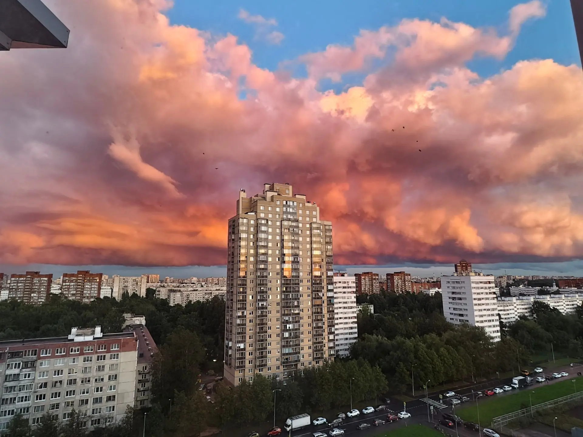 Всех соседей квартала «Лондон парк» с пятницей.