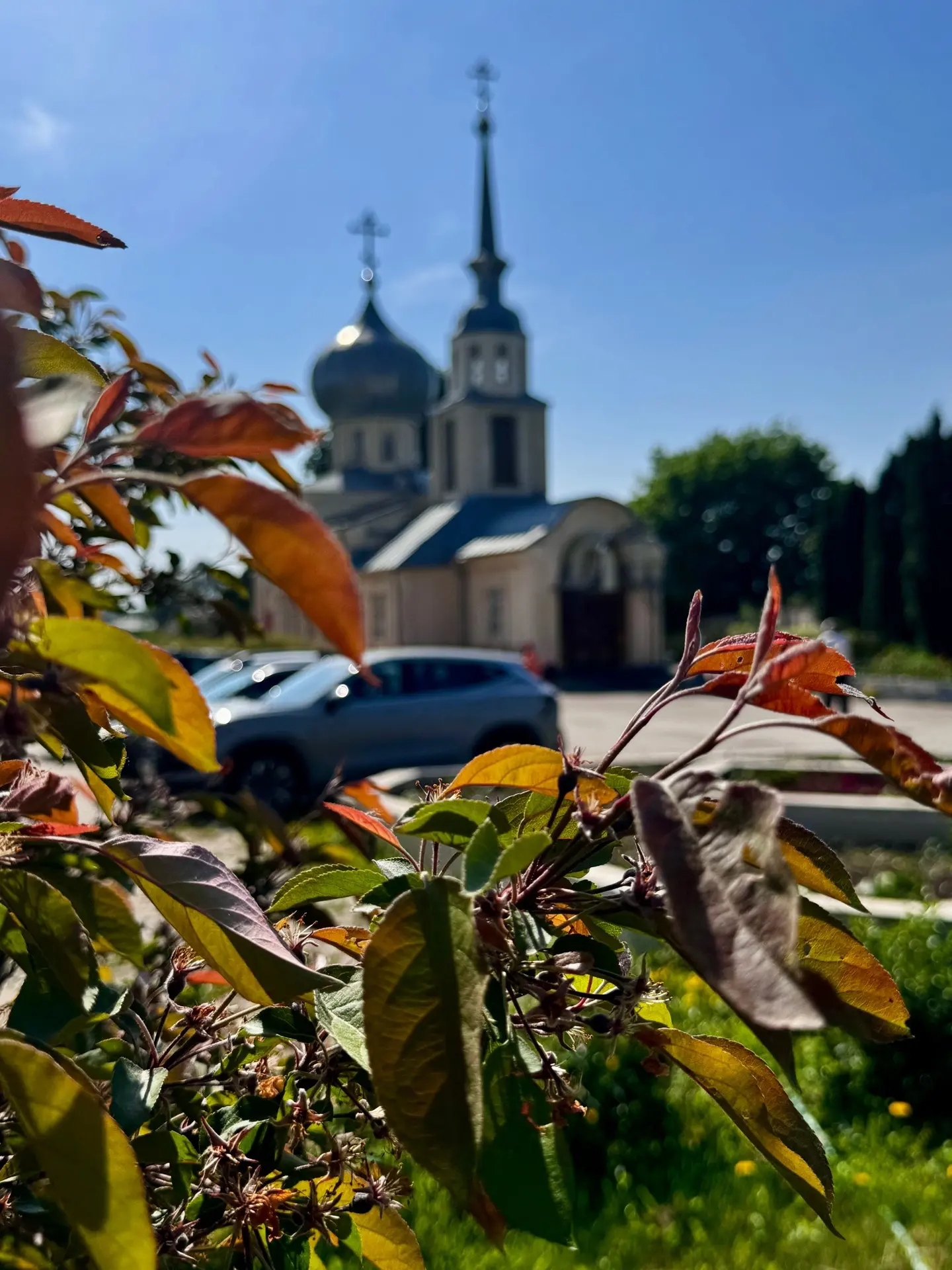 ☀️ Иногда достаточно просто остановиться у храма — и сердце становится тише.