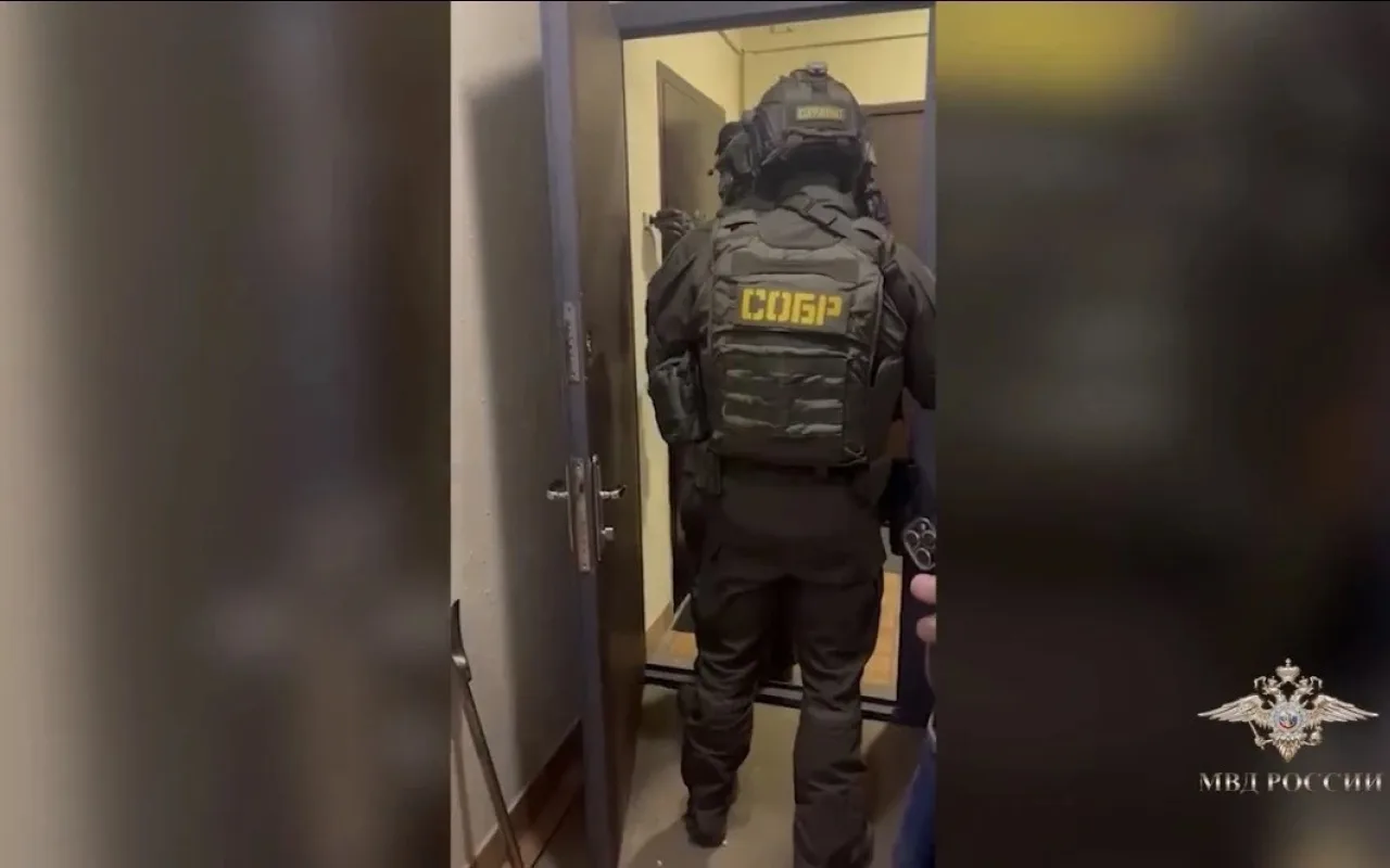 😱 Воронежец и трое мигрантов создали преступное сообщество по переоформлению и продаже...