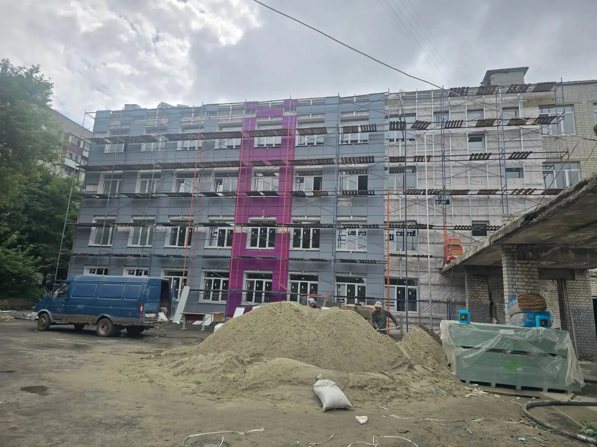 Стройка идёт, школа ждёт! 🏗️

Середина лета — самое время проверить, как там наша школа❓️ Отвечаем 