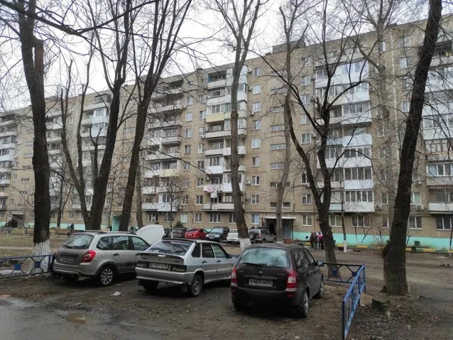 Беспредел в сфере ЖКХ Энгельса: наш дом стал ареной для «разборок» управляющих компаний 
В доме №17 