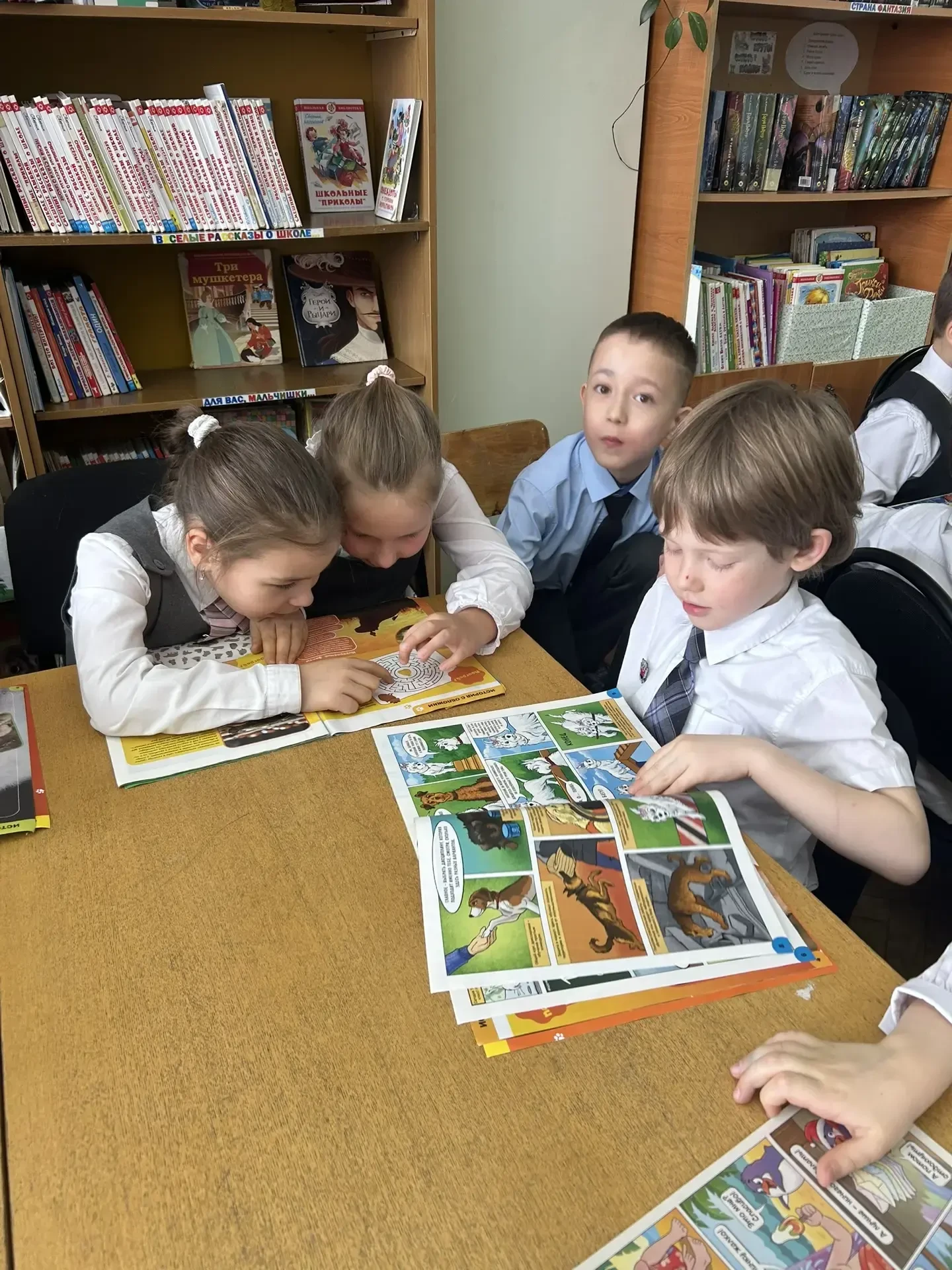 Ученики первых классов закончили букварь, провели праздник прощания с ним, а сегодня у учеников 1Б к
