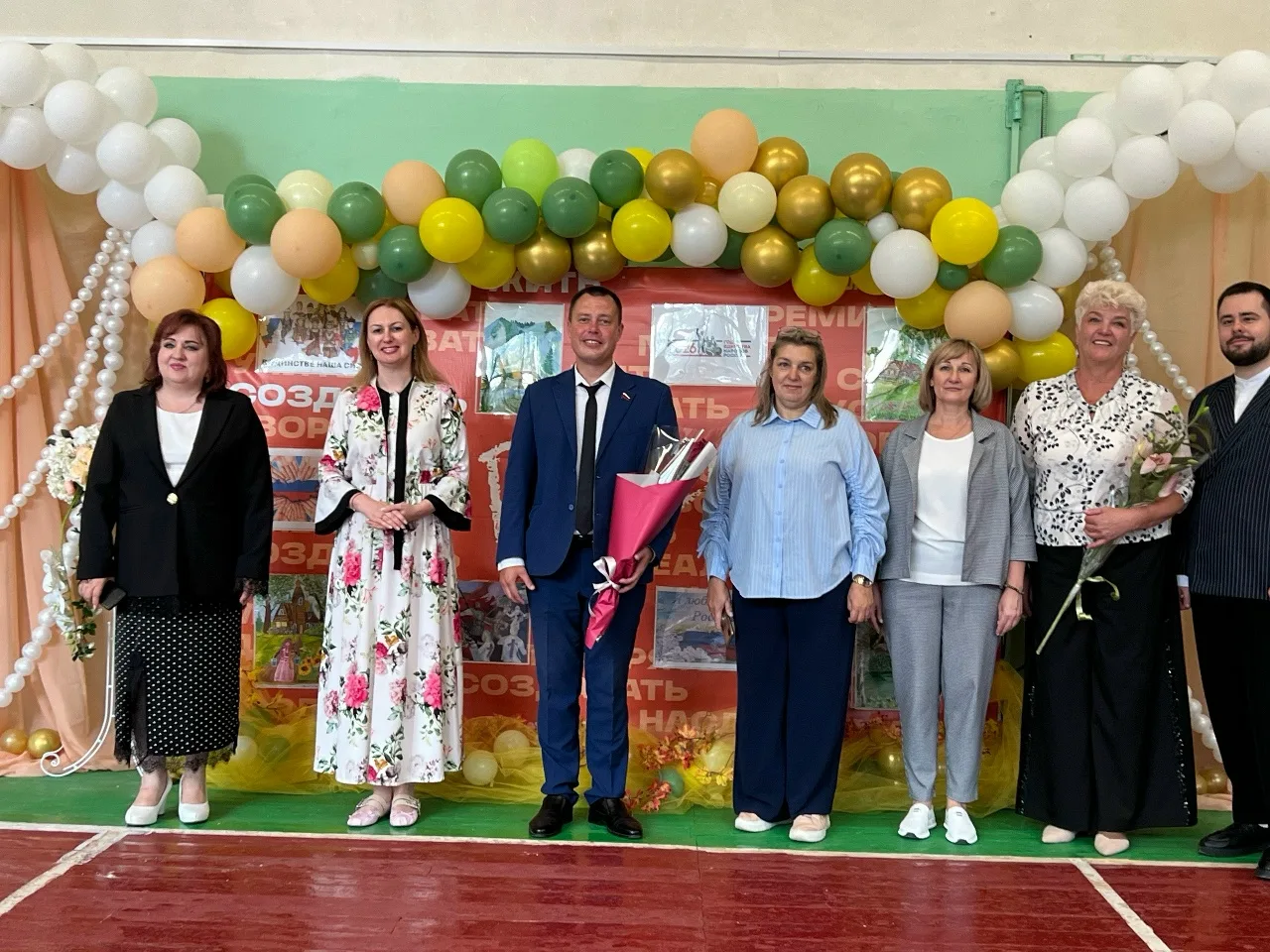 🎉 Школьные линейки прошли по‑особенному — рядом с ребятами были почётные гости! 🎉