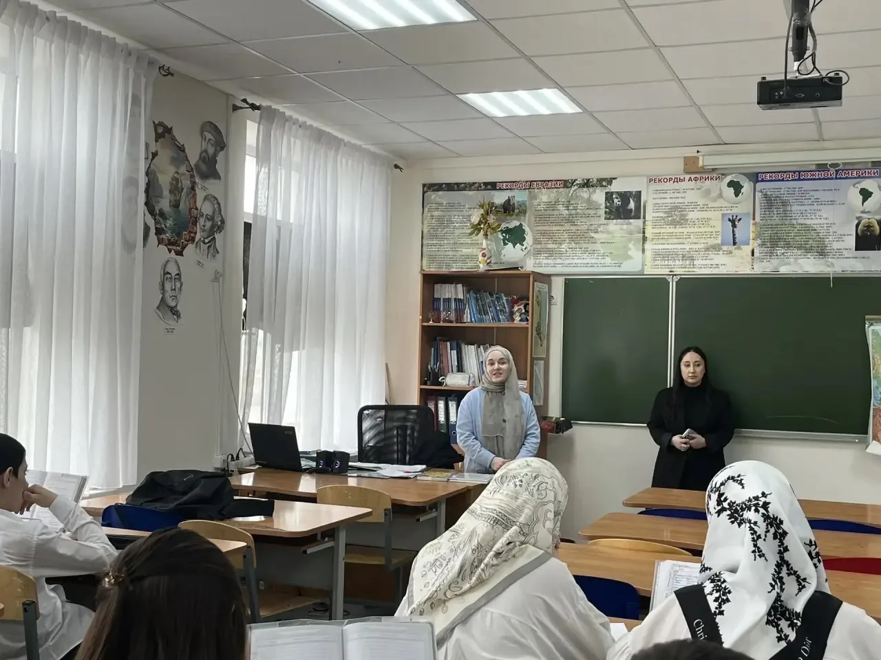 Сотрудники гуманитарно-педагогического колледжа провели профориентационные беседы с девятиклассникам