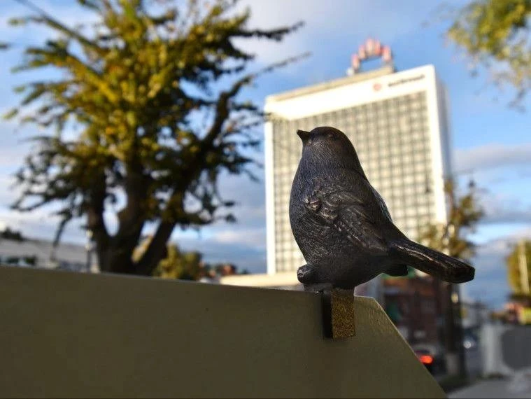 🐦‍⬛️ В сквере Языковых на верстовом столбе появилась фигурка бронзового воробья. Это ч...