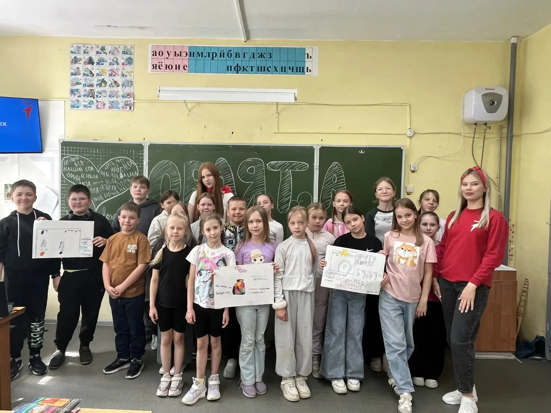 «День Первых» в пришкольном лагере "Орленок"🇷🇺

«День Первых» начался с тематической линейки: « Вс