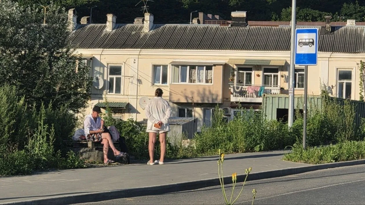 Активисты всем Патроклом собирают более 200 тысяч на скамейки и урны для остановок