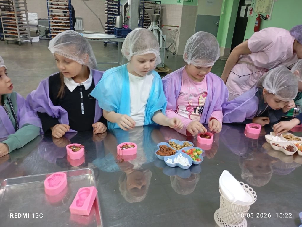 Орлята из 1 "А" класса побывали на шоколадной фабрике. 🍫🍫🍫🍫🍫🍫 Они увидели, как создаются сладкие кон