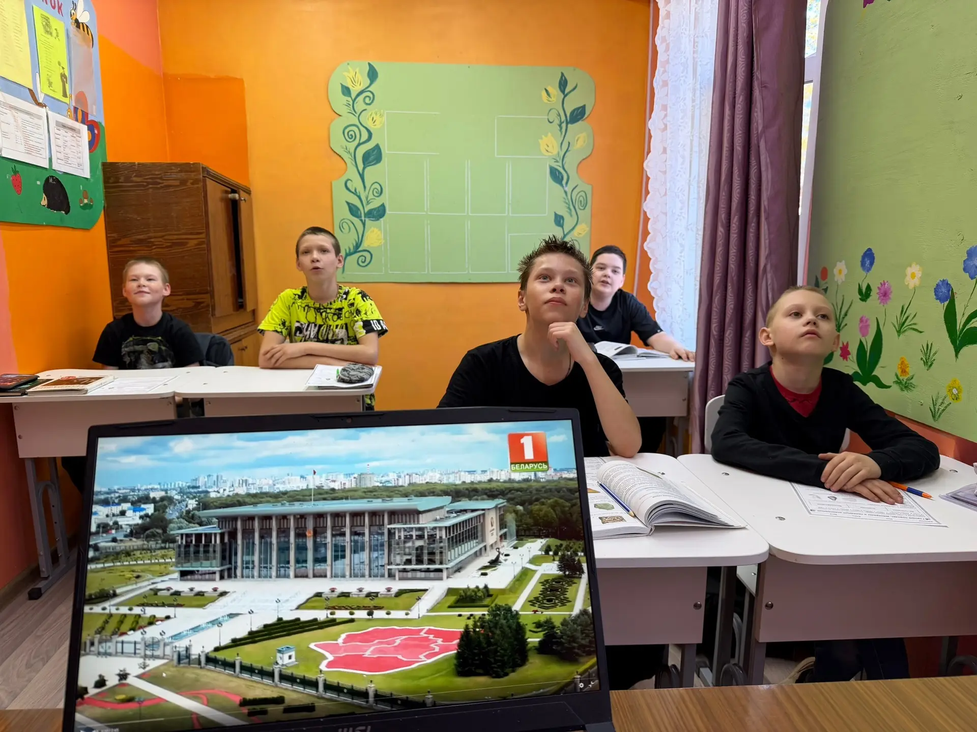 В Год единства народов России мы говорим о народах, живущих в нашей стране.
 ✅Ученики 5 класса и Орл