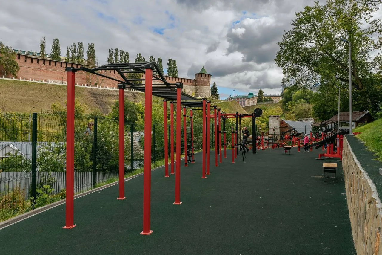 📍Там где Октябрьская улица перетекает в улицу Добролюбова, можно свернуть на Почаински...