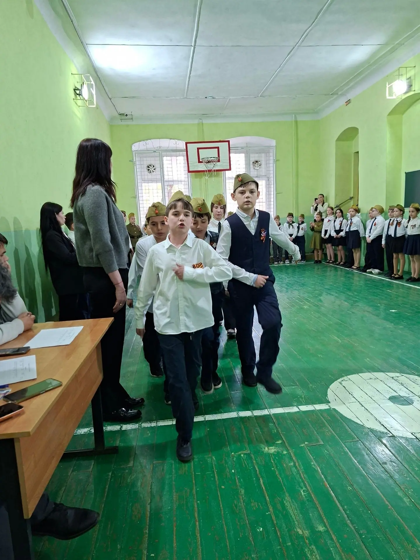 В нашей школе прошёл конкурс смотра строя и песни. Первый этап — начальная школа! Да-да...