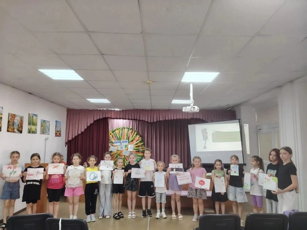 🌞  В ЛДП "Казачий дозор" школы №6 важный день - день ПДД:  
"У дорожных правил нет каникул!"

👀 Ре