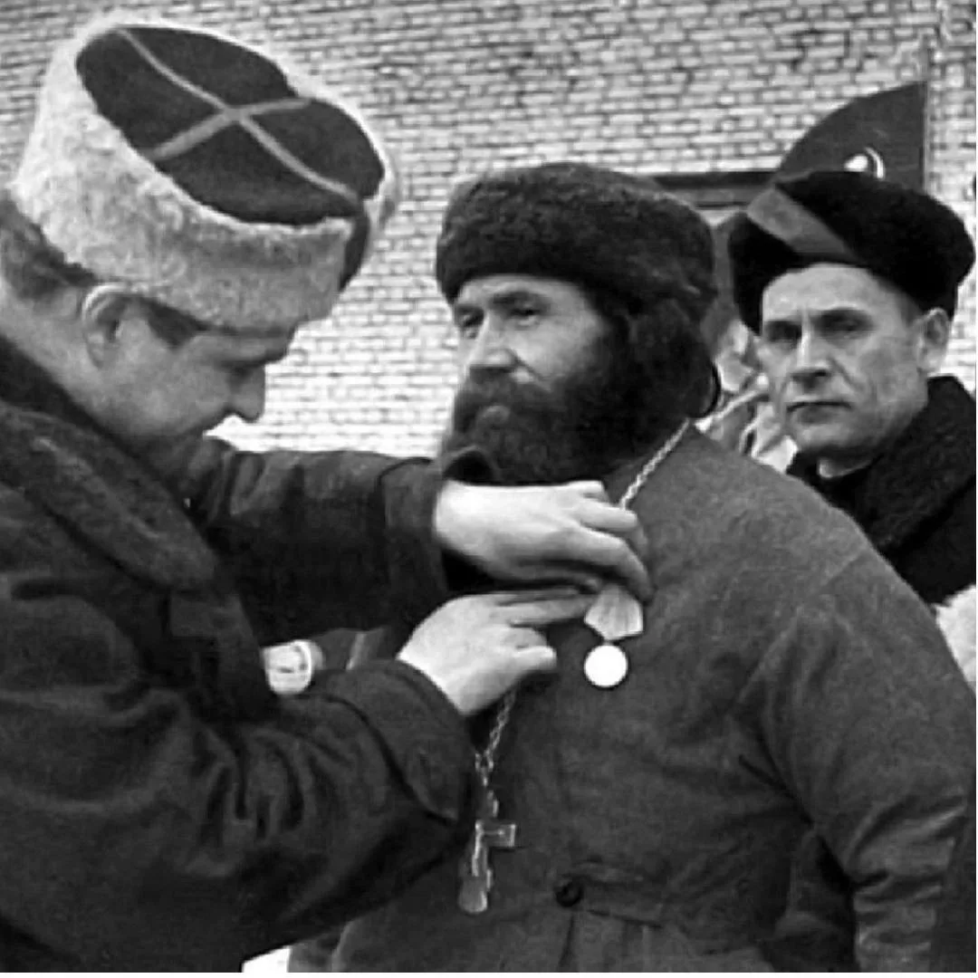 Почти сорок священнослужителей были награждены медалями"за оборону Ленинграда" и "За об...