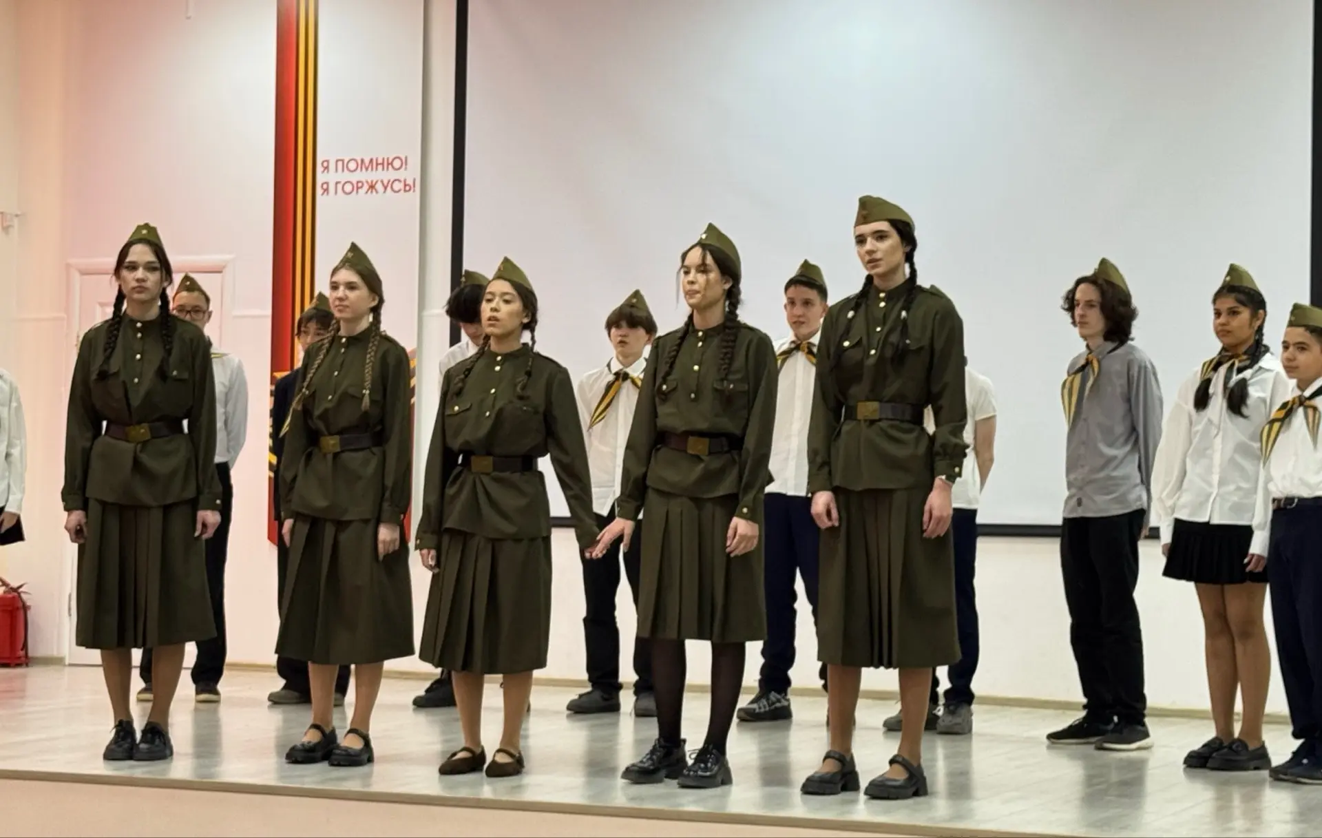 🎶✨ День 2. Фестиваль военно‑патриотической песни      «Победный май» ✨🎶  Сегодня в гимназии учащиеся