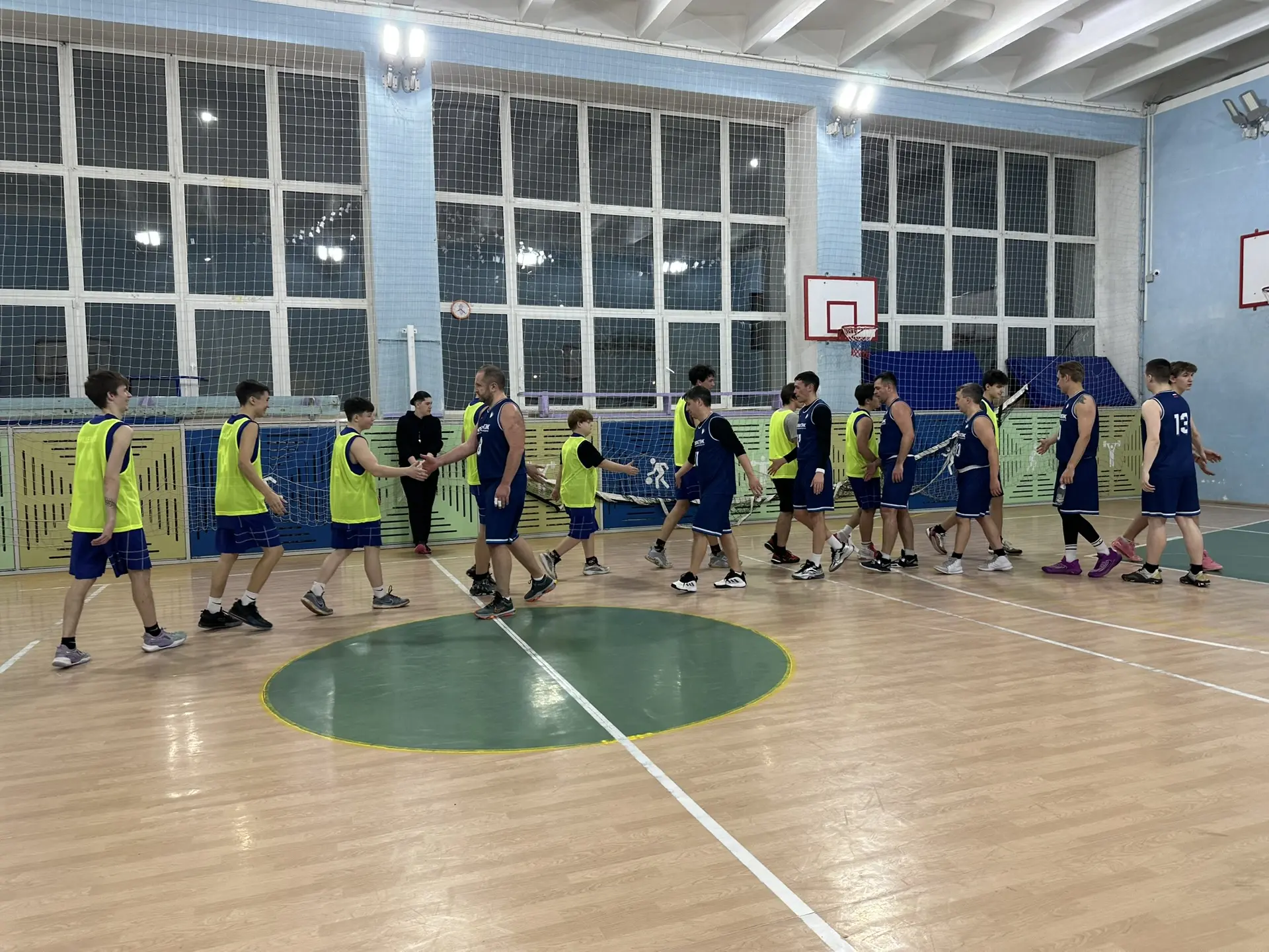 Вчера в зале царил дух здорового соперничества и спортивного азарта! 🏀  Состоялась товарищеская встр
