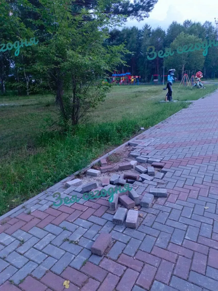В начале июля "Зея сегодня" обратила внимание на разрушающиеся и исчезающие плиты на до...