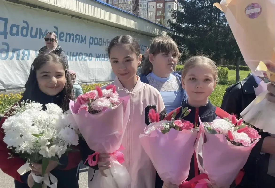 Первый класс окончен вами, Юными учениками, Поздравляем! Вы старались, Знаний новых набирались.  Мы 