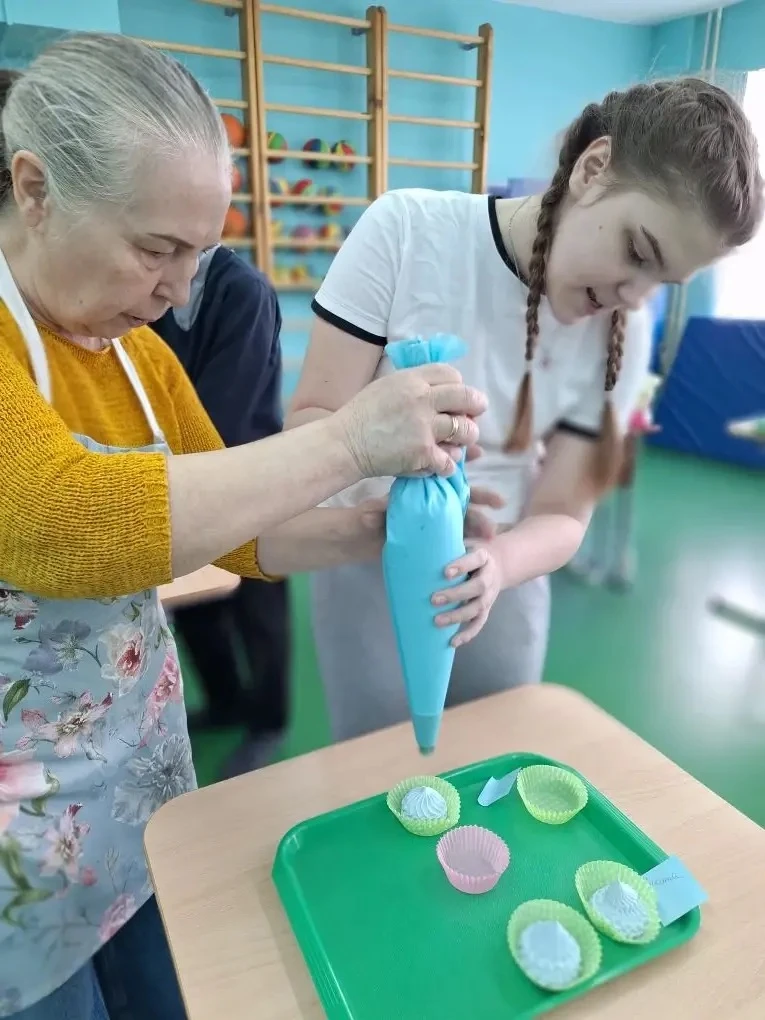 🧁 Сладость своими руками: в «Островке детства» прошёл волшебный мастер-класс!  В школьном отделении 