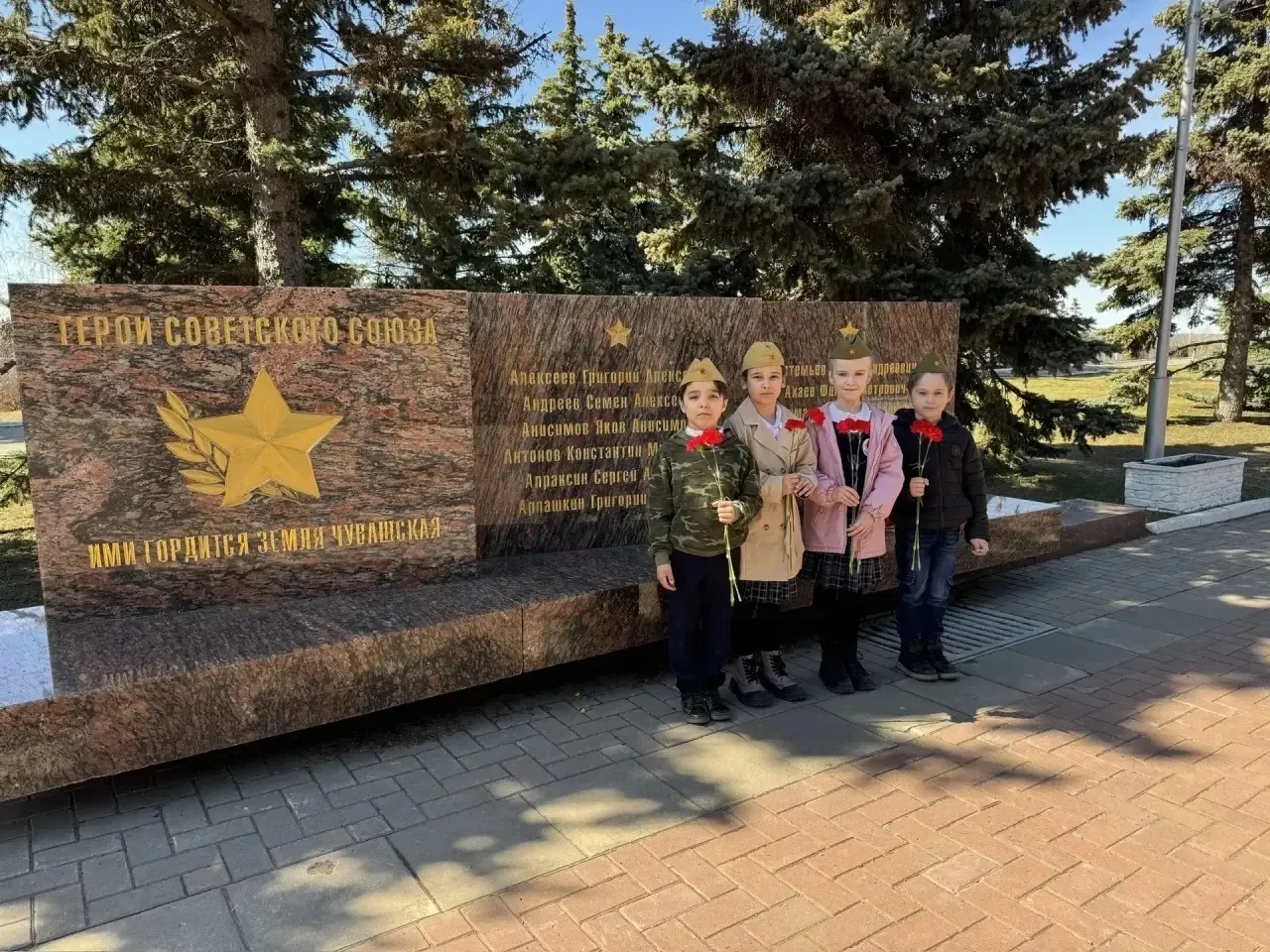 Чебоксарские школьники почтили память героев Великой Победы, возложив цветы к мемориалам  В преддвер