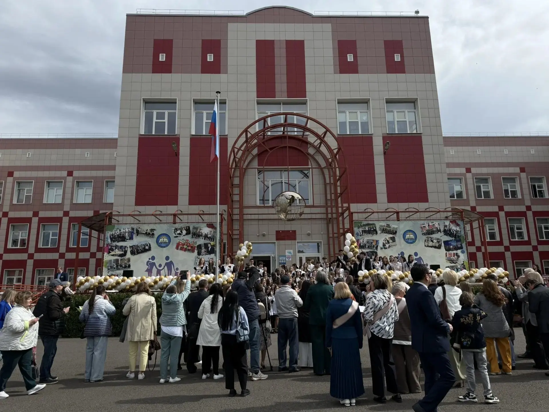 Последний звонок звучит сегодня для выпускников Абакана🔔  Трогательные мероприятия проходят во всех 