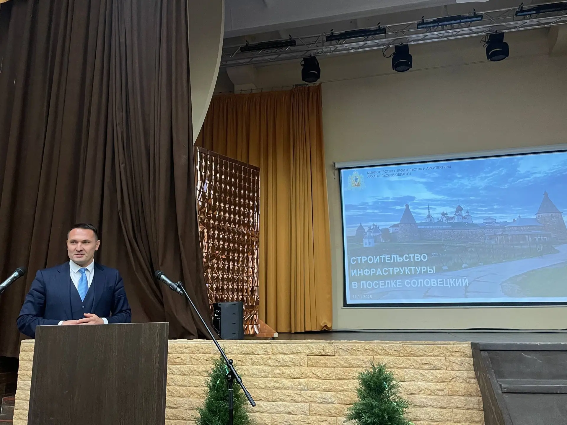 Министр строительства и архитектуры Владимир Полежаев провел лекцию для студентов