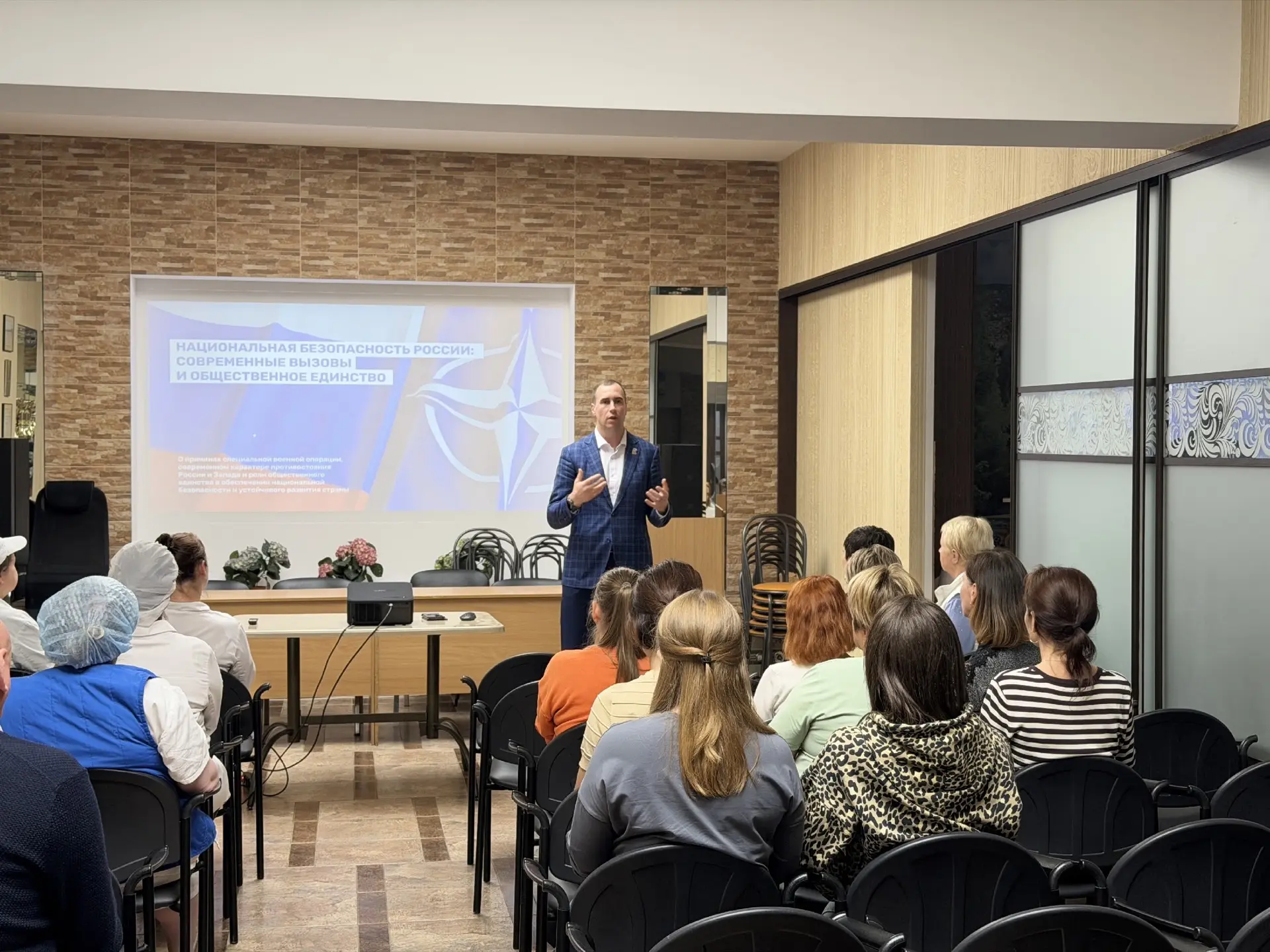 По-настоящему тёплая встреча прошла на предприятии «АрхангельскХлеб». Иначе и быть не м...