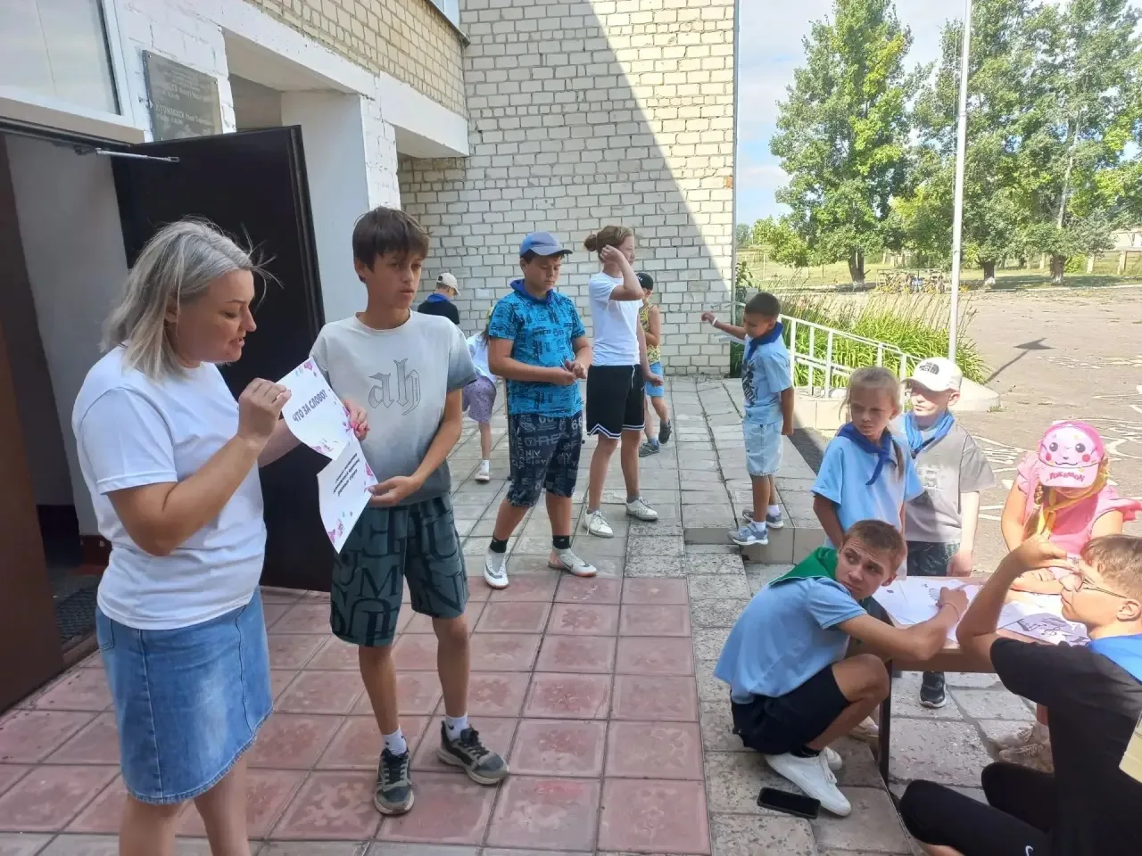 Как известно, узнавать мир можно по разному: читать научные труды, изучать серьезные науки, , ставит
