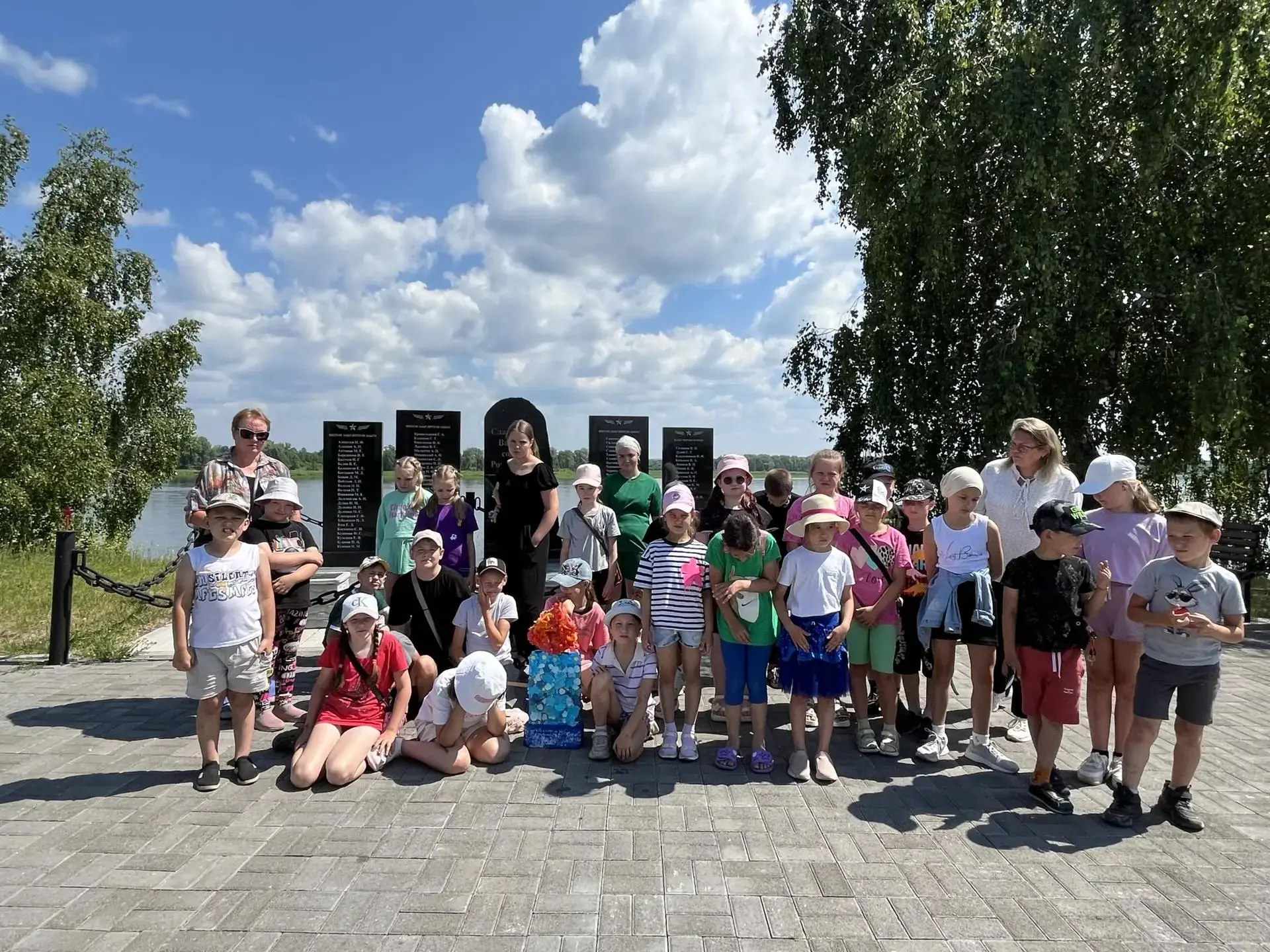 День памяти и скорби 🕯

Сегодня, в День памяти и скорби, Галанинская школа стала центром глубоких р