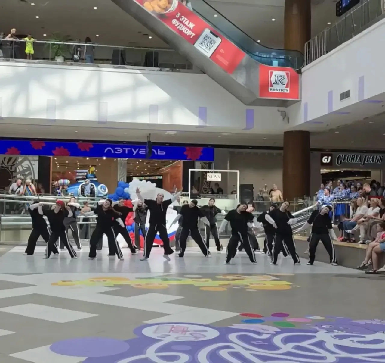 🇷🇺Сегодня, в честь Дня России, ТРЦ «Акварель» распахнул свои двери для яркой праздничной концертно