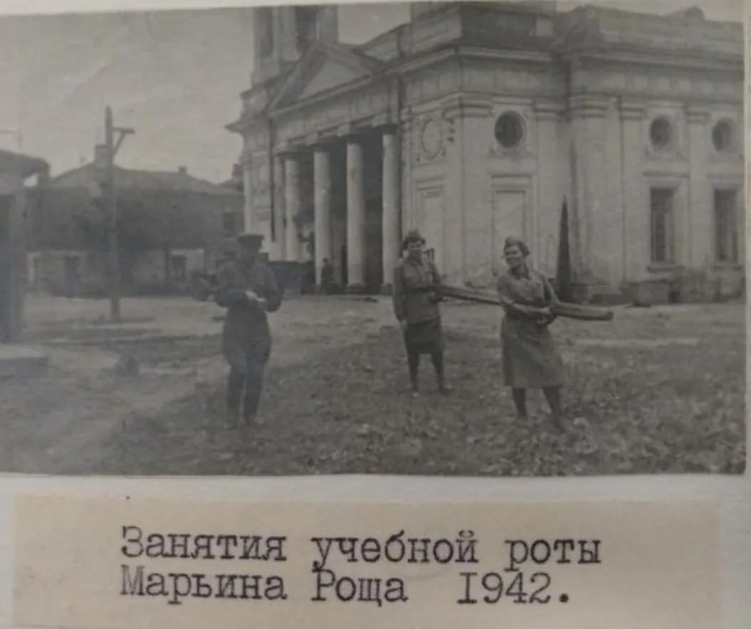 Занятия учебной роты в Марьиной роще. Альбом "40 лет 3-й зенитно-пулеметной дивизии Мос...