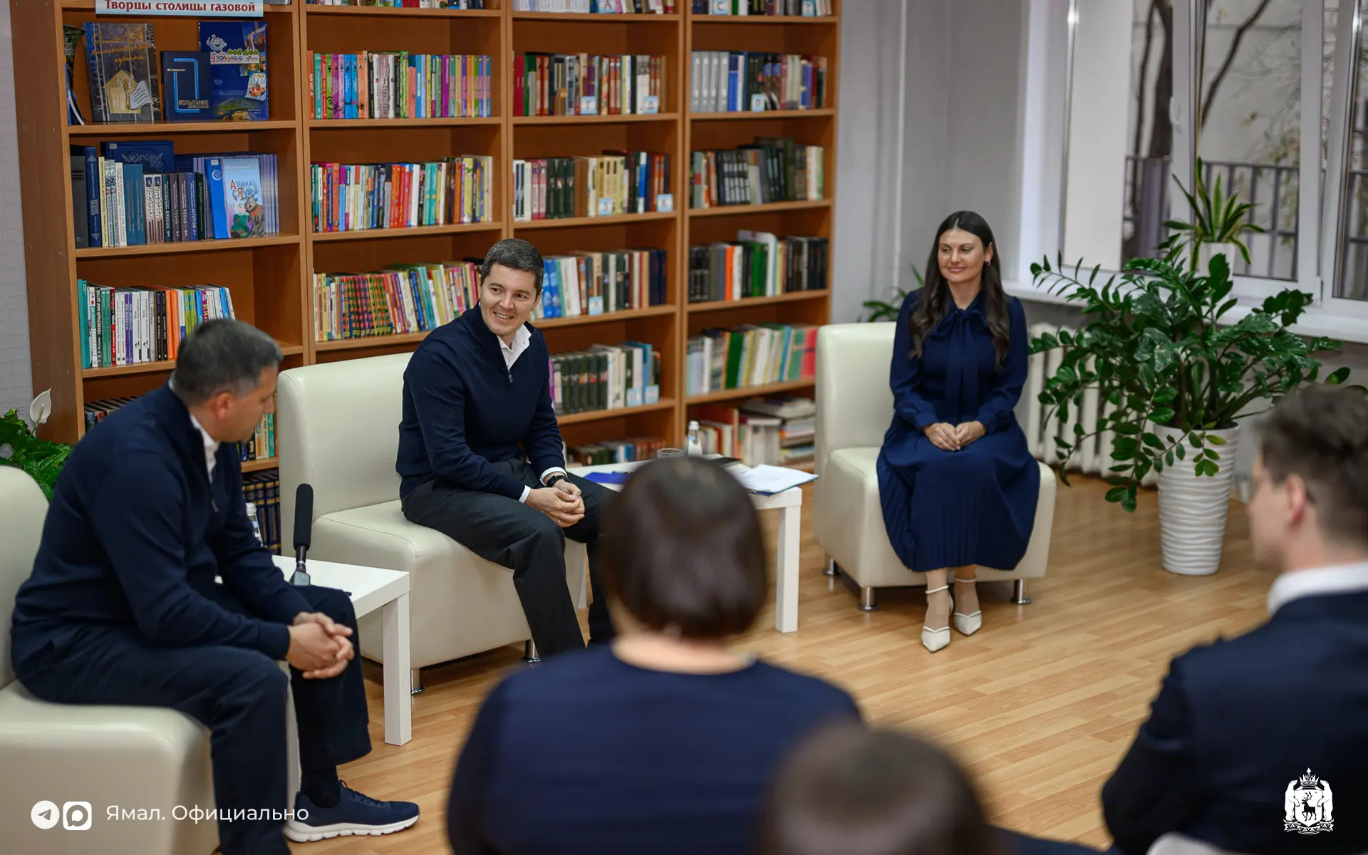 Дмитрий Артюхов и Дмитрий Кобылкин посетили новоуренгойскую гимназию и пообщались с пед...