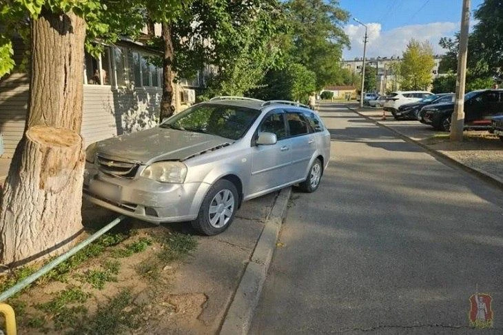 В Волжском (Волгоградская область) автомобиль устроил цепочку аварий — всё началось с т...
