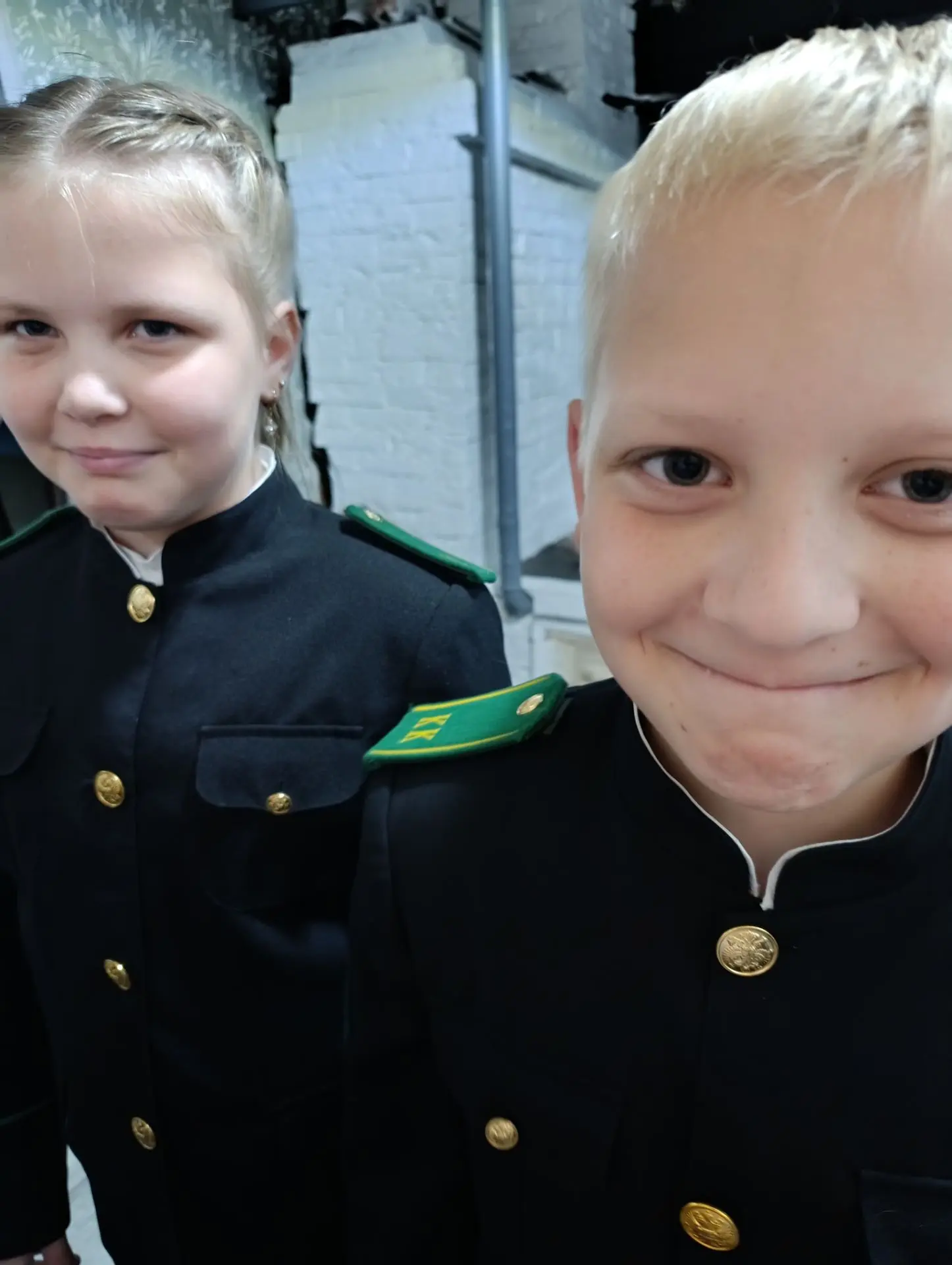 "Видно как они счастливы. Видно как они любят школу"😂
