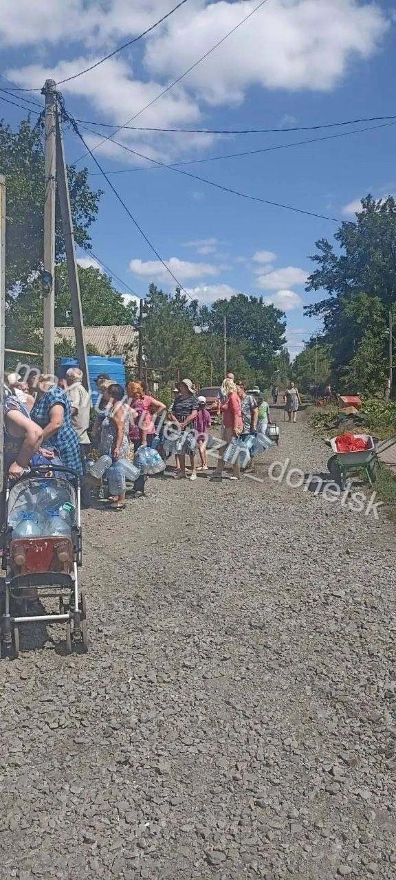 Сегодня в Петровском районе для жителей была организована бесплатная доставка питьевой ...