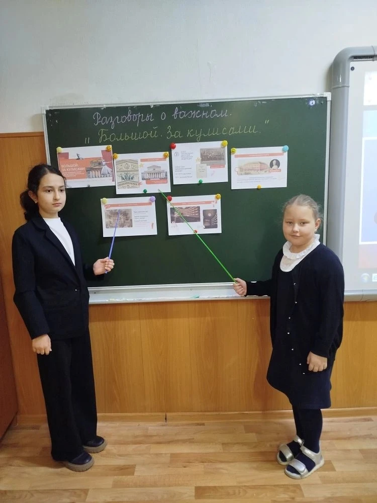 Доброе утро, уважаемые подписчики.  Мы и начали учебную неделю с поднятия государственных флагов Рос