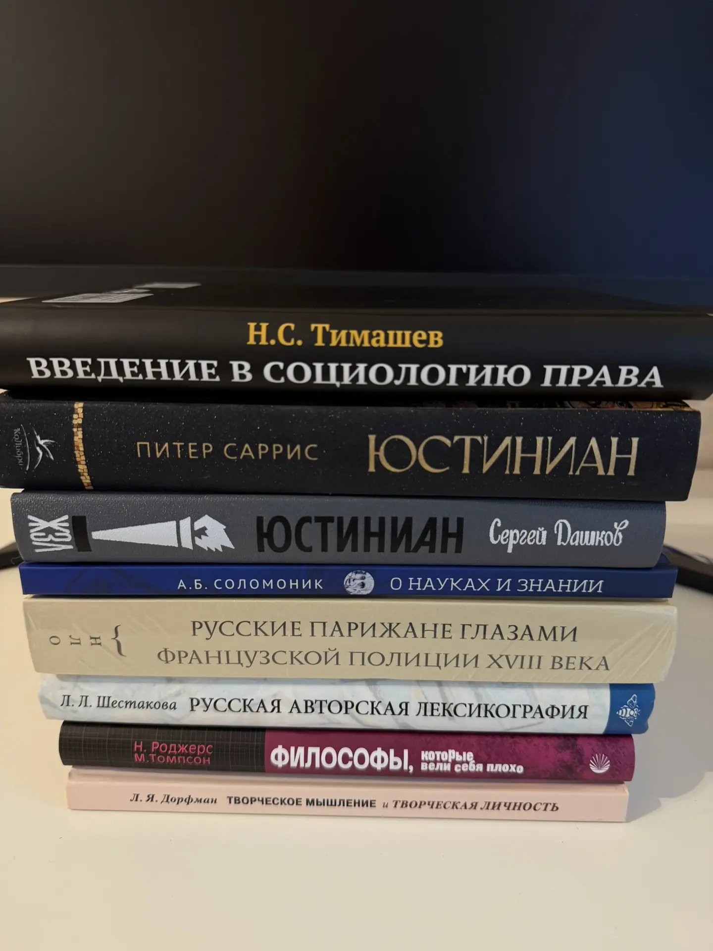 До начала встречи оставался час. Пошел дождь, а я без зонта. Рядом оказался книжный. 

На встрече я 