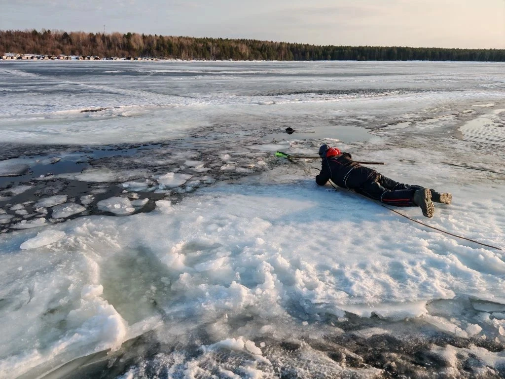ОСТОРОЖНО! ТОНКИЙ ЛЕД! 😱

Александр Владимирович из г. Пудожь, Карелия, прислал нам историю, от кот