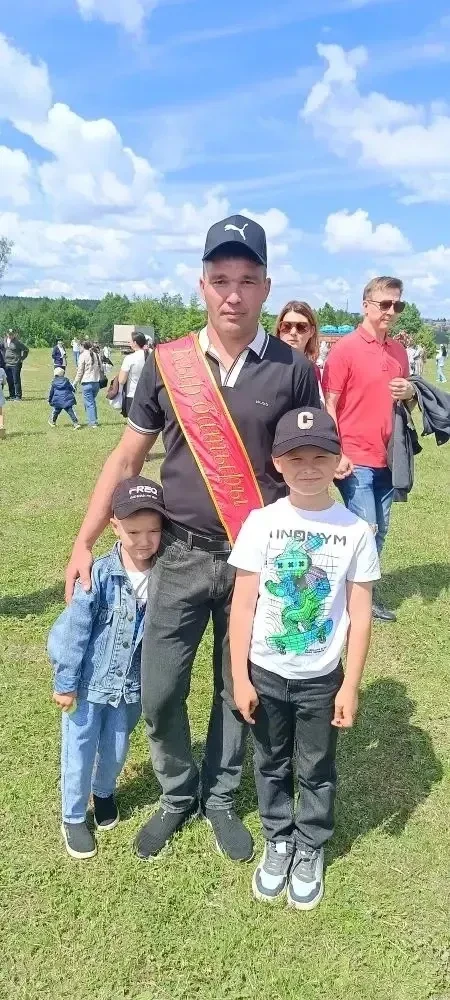 Сабан туенда 2 "в" сыйныфы укучысы Ильясов Раязның әтисе өченче ел рәттән "Кыр батыры" ...