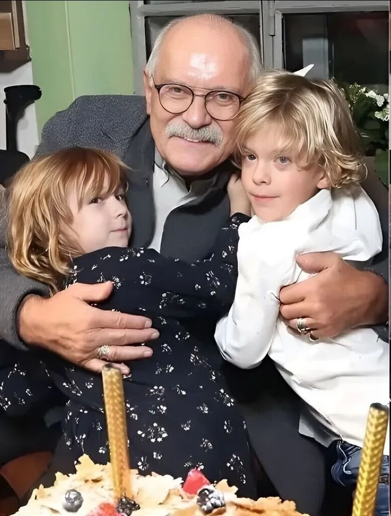 Звёздный статус не отменяет дедушкину нежность🥰✨