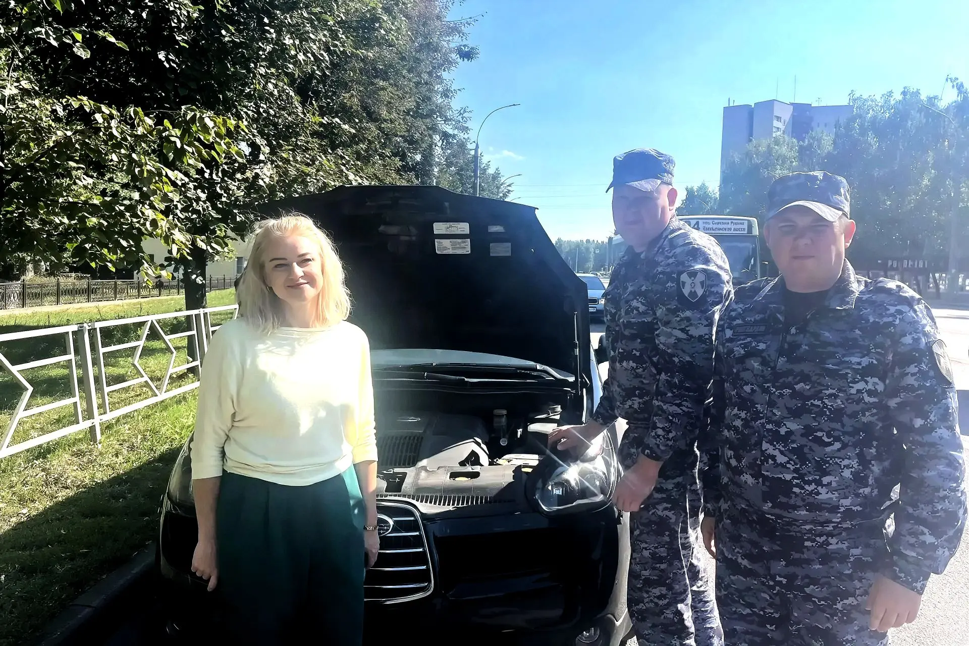 Росгвардейцы помогли автомобилистке на улице Гагарина в Липецке. Во время патрулировани...