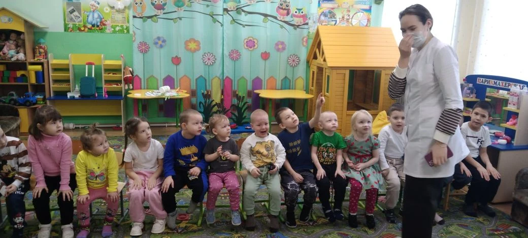 Сегодня  детский сад посетила фельдшер Ситдикова А.М. Она провела с детьми беседу о здо...