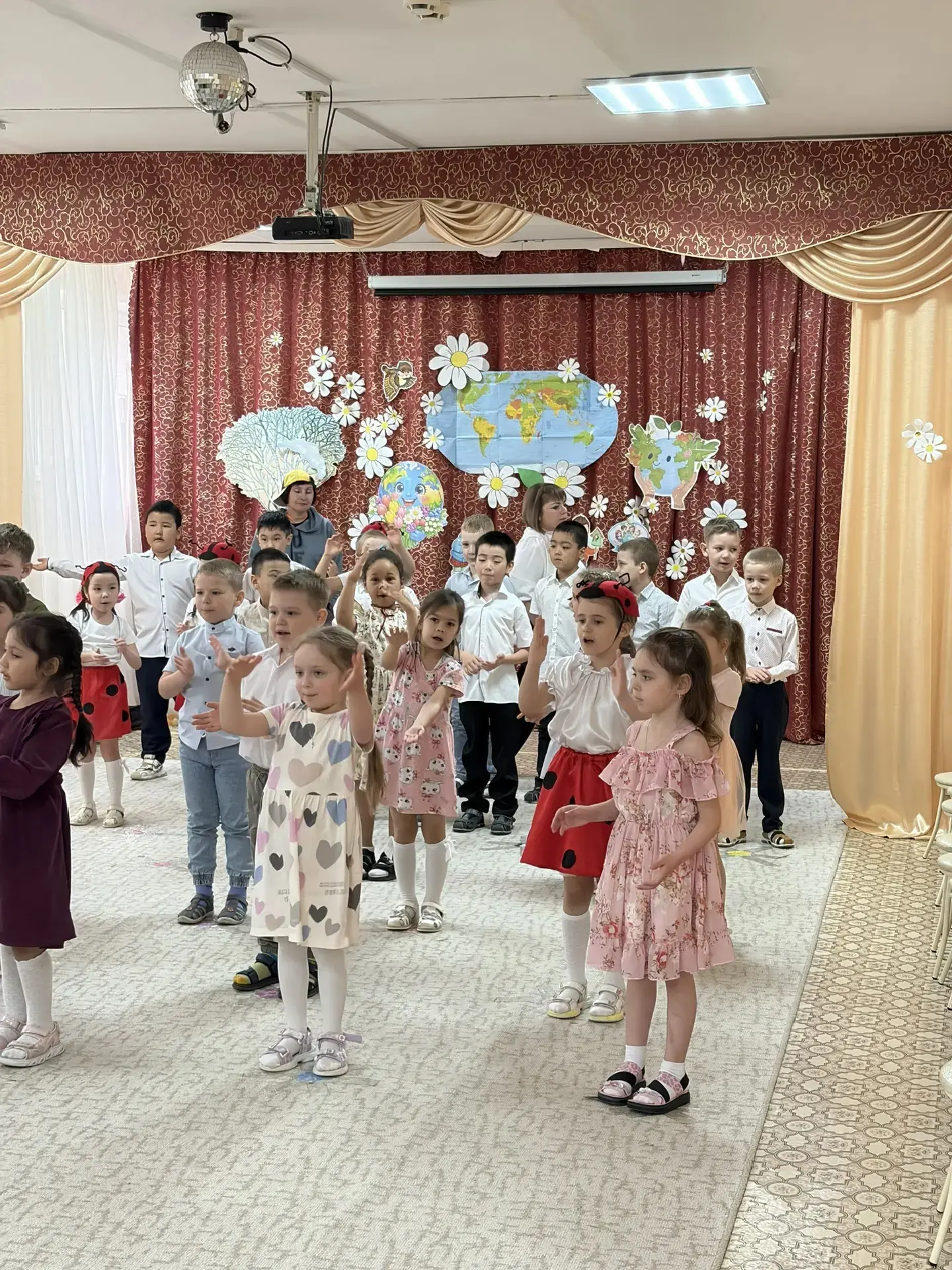 🌍🎶 В старшей группе №3 и подготовительной группе №12 сегодня царила особая атмосфера —  они отмеча